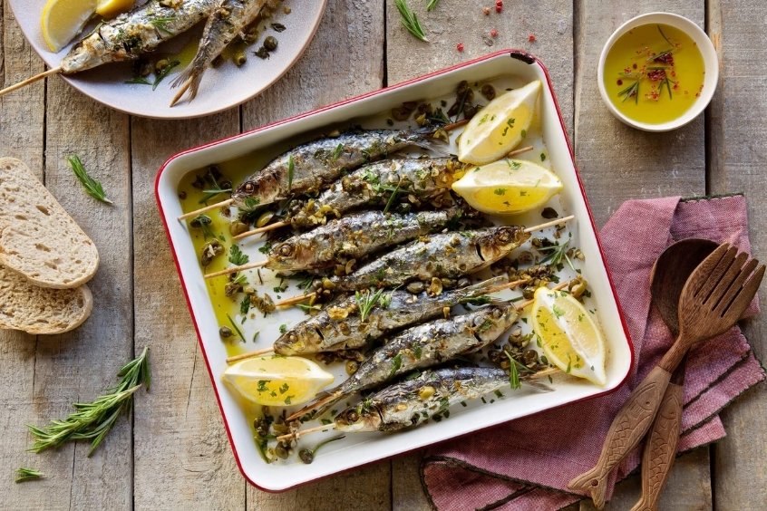 Cá mòi nướng vàng giòn trên than hoa