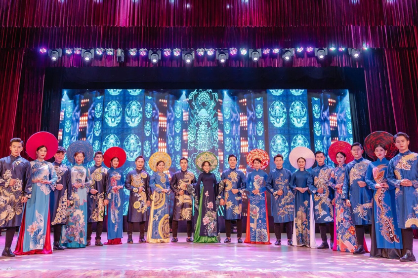 Show trình diễn áo dài nghệ thuật