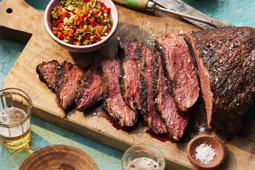 Thịt mông vai bò nướng thơm lừng, cắt lát sẵn sàng thưởng thức