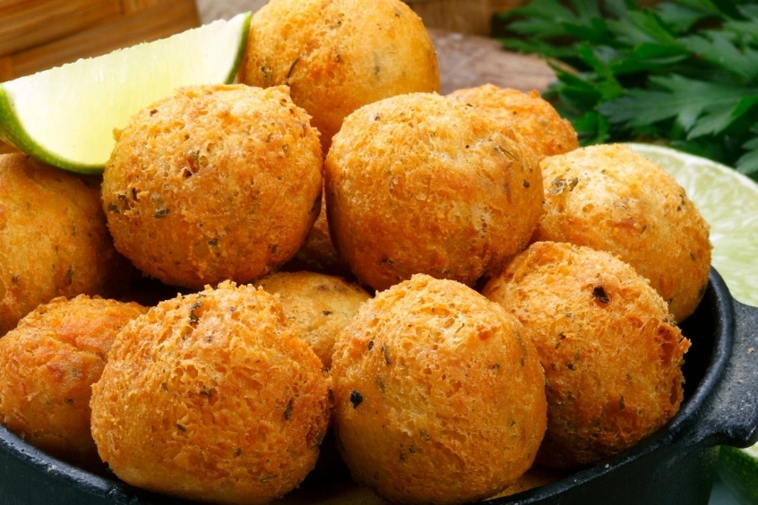 Cá tuyết viên chiên giòn trên đĩa