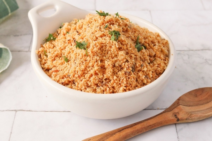 Bột sắn rang vàng ươm trong bát thủy tinh