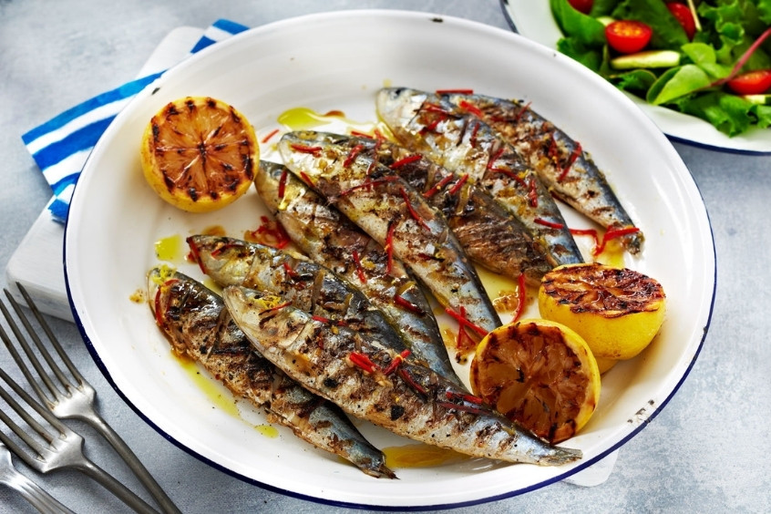 Cá mòi nướng thơm phức, trang trí cùng lát chanh tươi