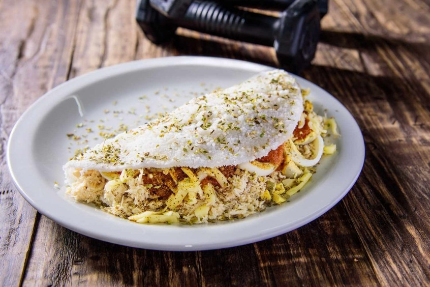 Tacos nhồi bột sắn giòn rụm, bày trên khăn trải bàn