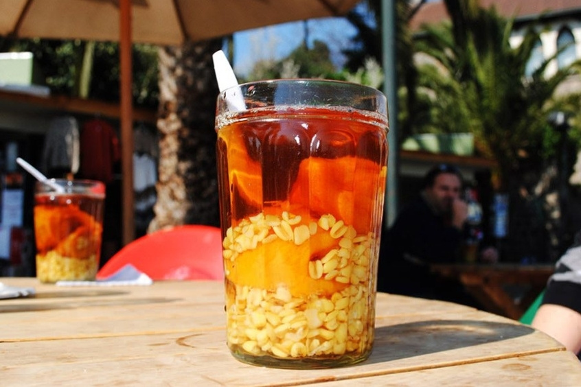 Ly Mote con Huesillo với đào khô và lúa mạch ngâm ngọt