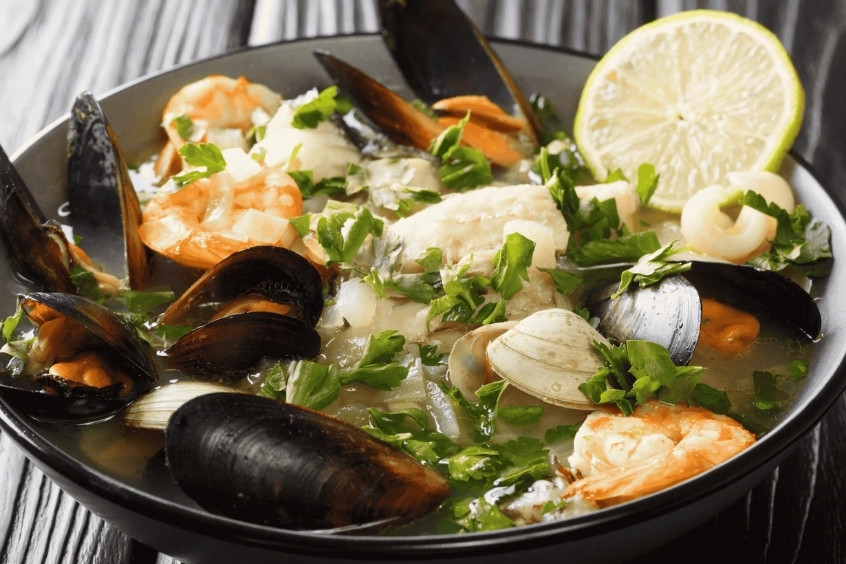 Bát Sopa Patagónica nóng hổi với hải sản và rau củ
