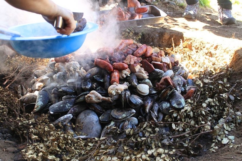 Curanto al Hoyo - Món hải sản và thịt nấu trong lòng đất