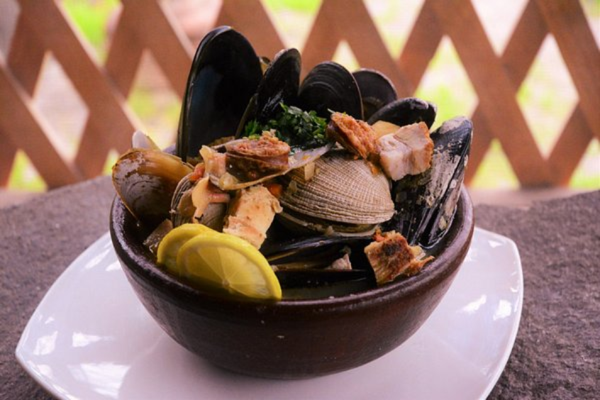 Curanto en Olla: Hương Vị Truyền Thống của Puerto Varas