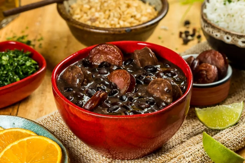 Món ăn đặc sản São - Paulo Feijoada - Đậu đen hầm với xúc xích và thịt heo