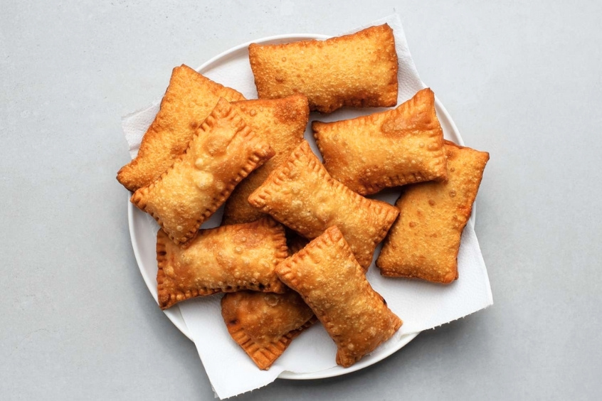 Pastel chiên giòn nhân thịt, phô mai và rau củ tại São Paulo