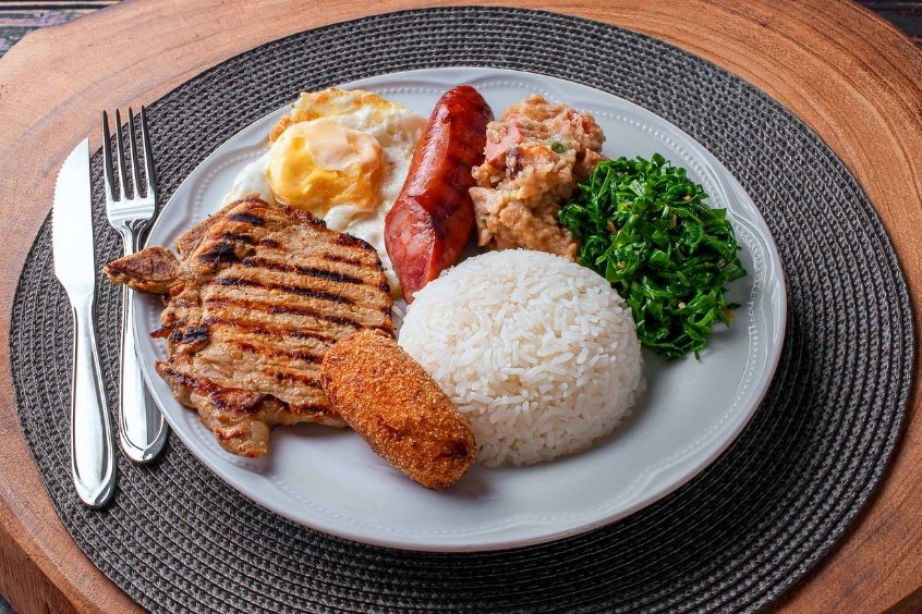 Virado à Paulista - Cơm, đậu, thịt heo quay, xúc xích và trứng ốp la