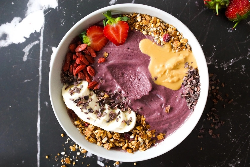 Açaí na tigela - Bát trái cây acai xay nhuyễn phủ chuối và granola
