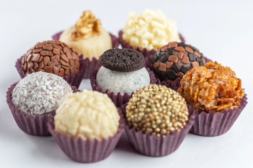 Brigadeiro và Beijinhos - Kẹo socola và kẹo dừa truyền thống Brazil