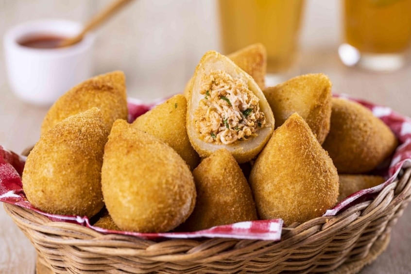 Món ăn đặc sản Brasilia Coxinhas - Bánh gà chiên giòn hình giọt nước