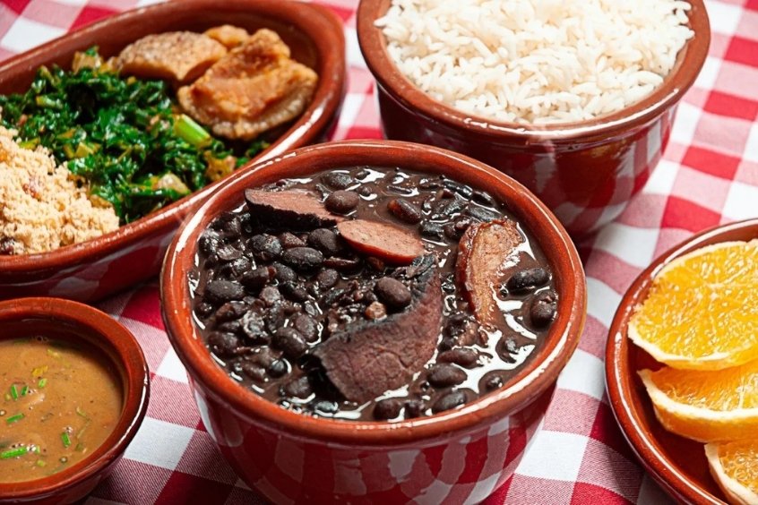 Nồi Feijoada hầm đậu đen với xúc xích và thịt heo truyền thống Brazil