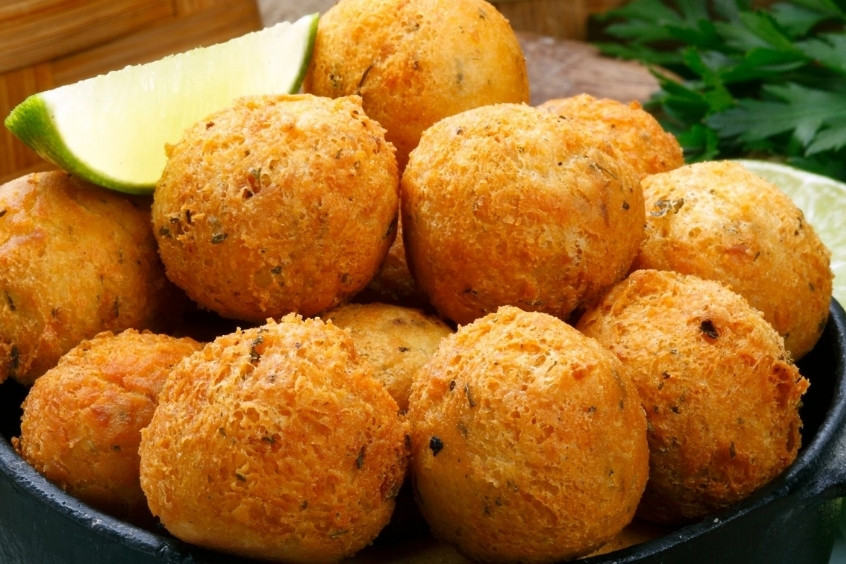 Viên cá tuyết chiên giòn Bolinhos de Bacalhau vàng ươm