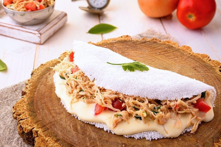 Bánh Tapioca Brasília với vỏ bột sắn trắng mềm, nhân phô mai và dừa nạo