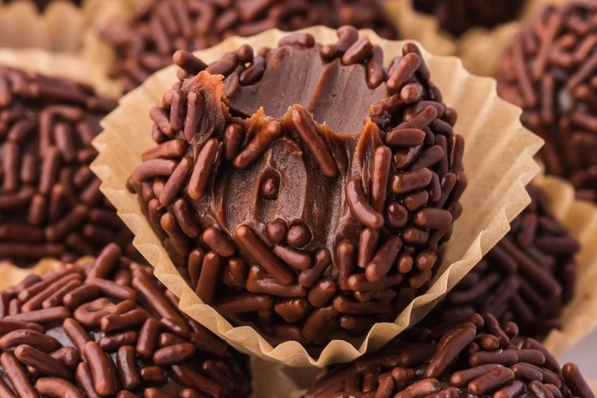 Brigadeiro - Kẹo socola phủ hạt cốm ngọt ngào