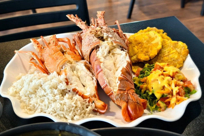 Tôm hùm tươi ngon Cienfuegos Cuba, món hải sản đặc trưng, phục vụ tại nhà hàng địa phương với hương vị đậm đà