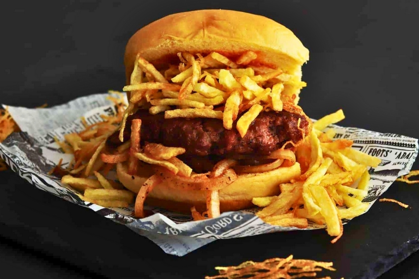 Frita Cubana, bánh mì kẹp Cuba, nhân thịt xay mềm, hòa quyện sốt và gia vị đậm đà