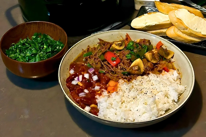 Thịt bò xé sốt cà chua kiểu Cuba (Ropa Vieja), thịt mềm ngọt hòa quyện với sốt cà chua đậm đà, món ăn truyền thống nổi tiếng