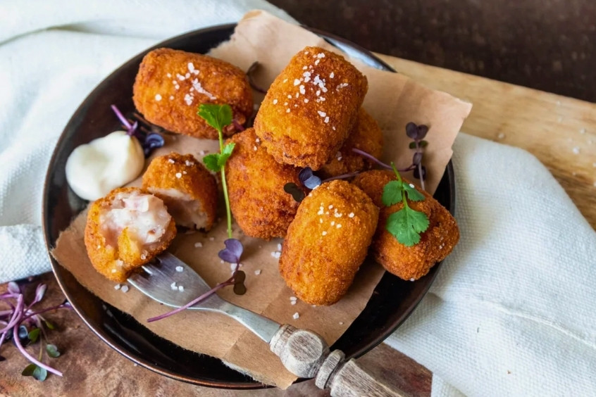 Bánh nhân chiên xù Croquetas, món ăn nhẹ Cuba, hấp dẫn với lớp vỏ giòn và nhân mềm
