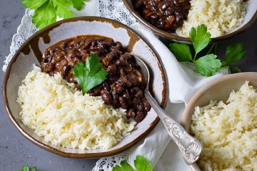 Moros y Cristianos, cơm đen trắng Cuba, món ăn truyền thống phổ biến tại Cienfuegos