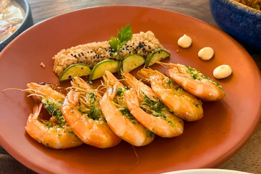 Món Camarones al Ajillo Cuba, tôm tươi xào cùng tỏi phi thơm, ăn kèm cơm trắng hoặc bánh mì