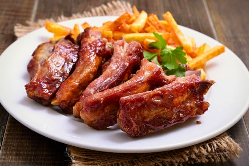 Costillitas Cuba, sườn nướng vàng thơm, lớp thịt mềm ngọt, món ăn hấp dẫn tại Cienfuegos