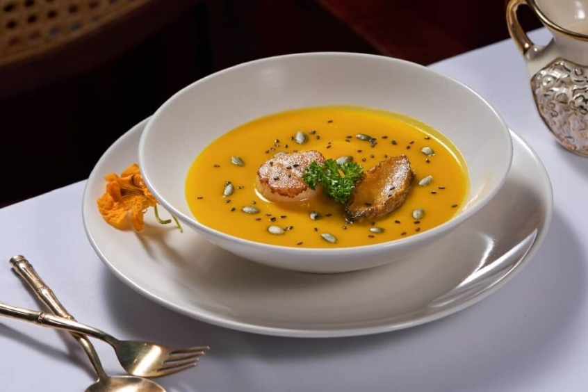 Súp sò Sururu nóng hổi với nước cốt dừa và rau thơm