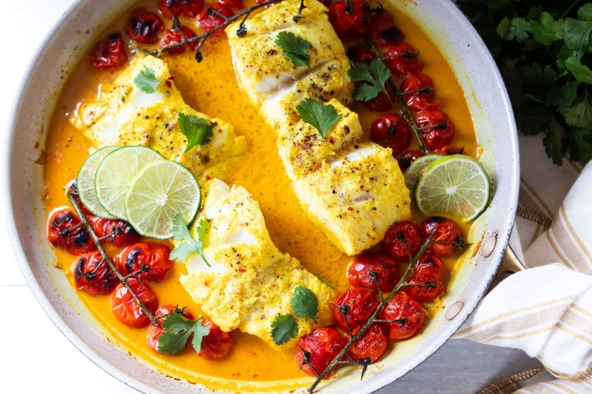 Cá nấu nước cốt dừa sánh mịn trên đĩa ăn