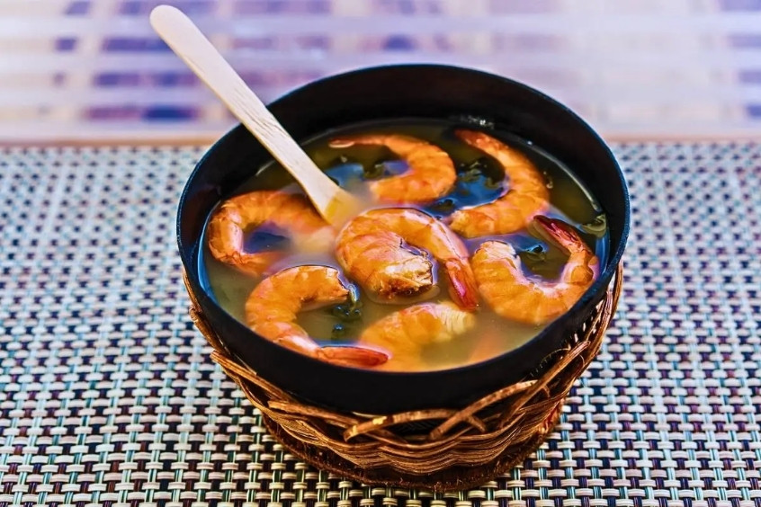 Món Tacacá nổi tiếng của Manaus, được nấu từ nước tucupi vàng, lá jambu và tôm