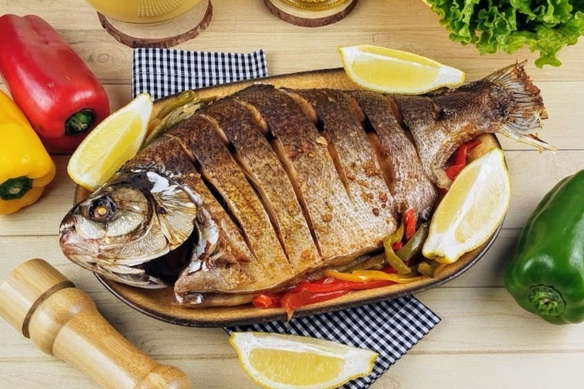 Cá Tambaqui nướng nguyên con trên than hồng, thịt ngọt béo