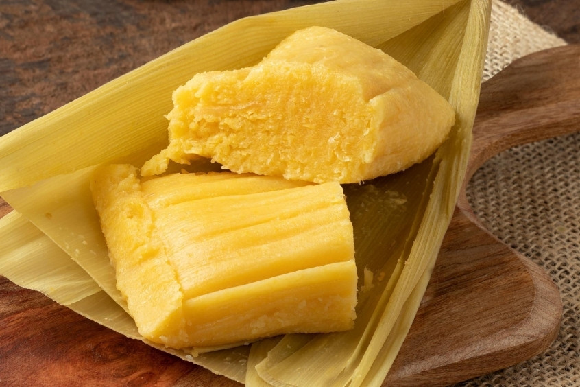 Món bánh Pamonha làm từ bắp xay nhuyễn hấp trong lá chuối