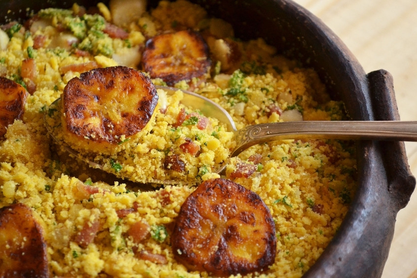 Chuối cắt nhỏ xào với bột manioc rang và gia vị Amazon