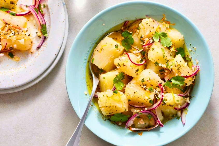 Khoai mì sốt Yuca con Mojo Cuba, món ăn nhẹ truyền thống, kết hợp sốt tỏi, chanh và dầu ô liu thơm ngon