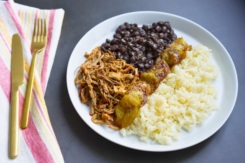 Arroz con Frijoles a la Camagueyana, cơm và đậu đen kiểu Cuba, thơm ngon, phổ biến tại Cienfuegos