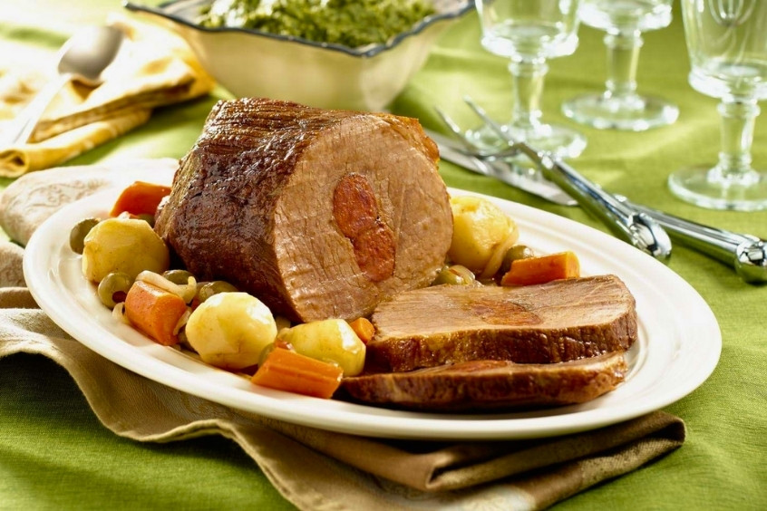 Món Cuban Stuffed Roast Cuba, thịt bò nhồi chorizo hầm chín mềm, hương vị thơm ngon, phổ biến tại nhà hàng địa phương
