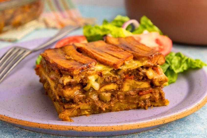 Bánh chuối chín kẹp thịt nướng Pastelón Cuba, lớp chuối mềm ngọt, nhân thịt đậm đà hấp dẫn