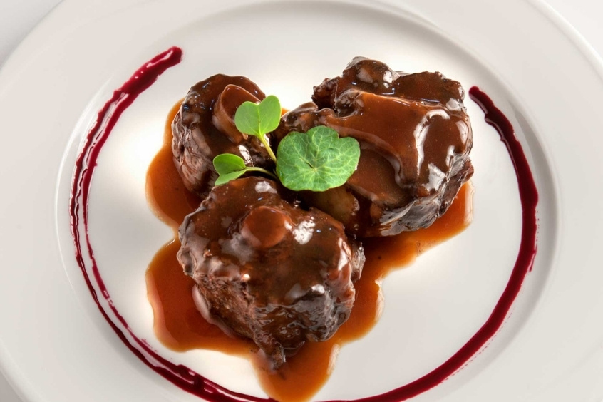 Đĩa Rabo de toro hầm cùng rau củ, đặc sản nổi tiếng của ẩm thực Córdoba