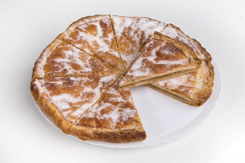 Bánh Pastel cordobés phủ đường giòn tan, cắt lát bày trên đĩa