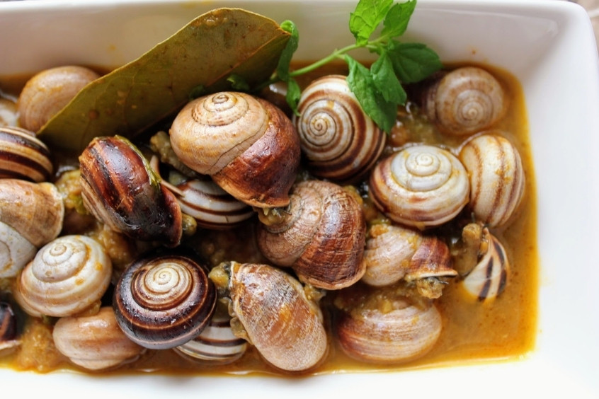 Bát Caracoles hầm đậm đà với thảo mộc và gia vị