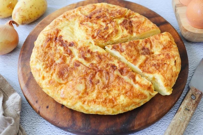 Bánh Tortilla de patatas cắt lát vàng ươm