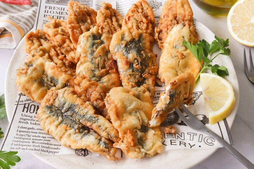 Miếng cá Japuta en adobo chiên vàng hấp dẫn trên đĩa