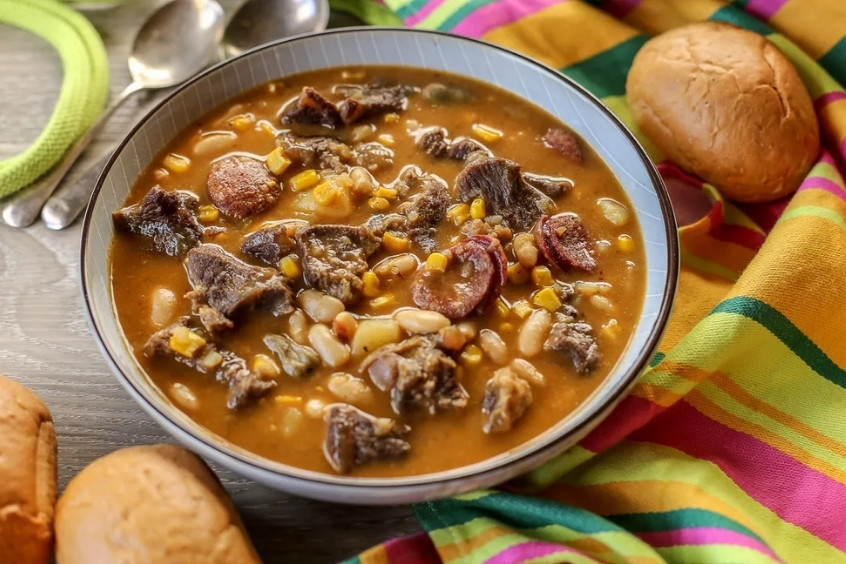 Tô Locro nghi ngút khói, đầy đặn thịt và rau củ