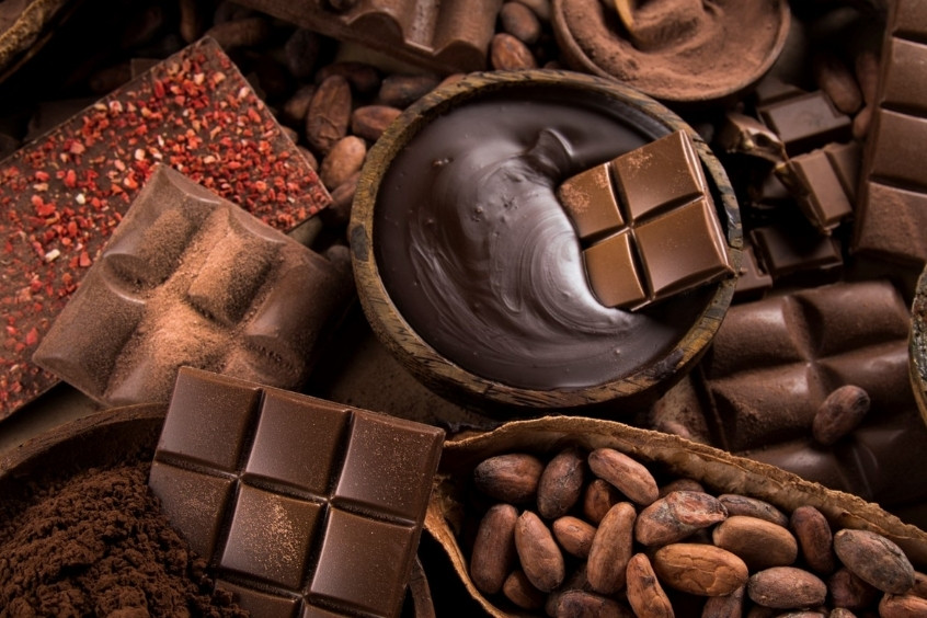 Miếng Chocolate đen đậm vị cacao đặt trên bàn
