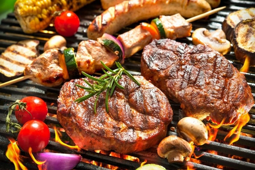 Thịt Asado nướng trên vỉ than, cháy cạnh vàng óng