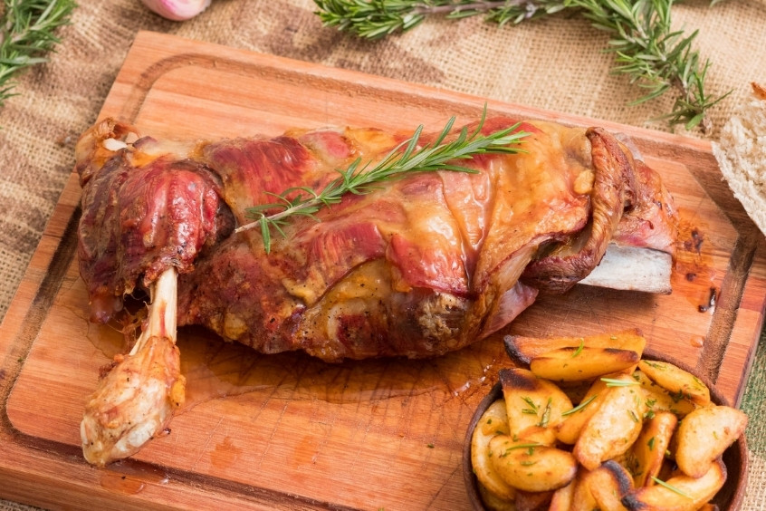 Thịt cừu Cordero Patagónico nướng vàng, cắt thành từng phần