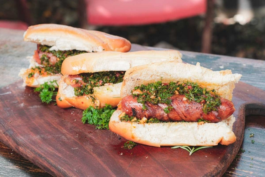 Bánh mì Choripán kẹp xúc xích vàng ruộm cùng rau xanh