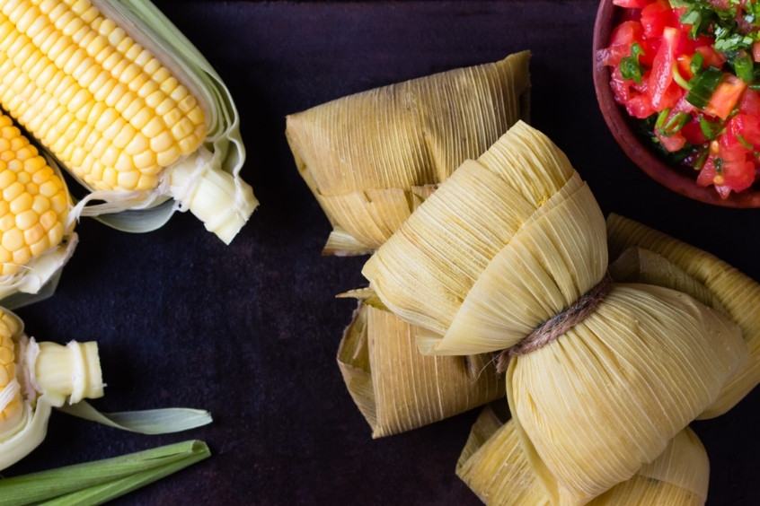 Chiếc Humita gói lá ngô, để lộ phần nhân vàng ươm