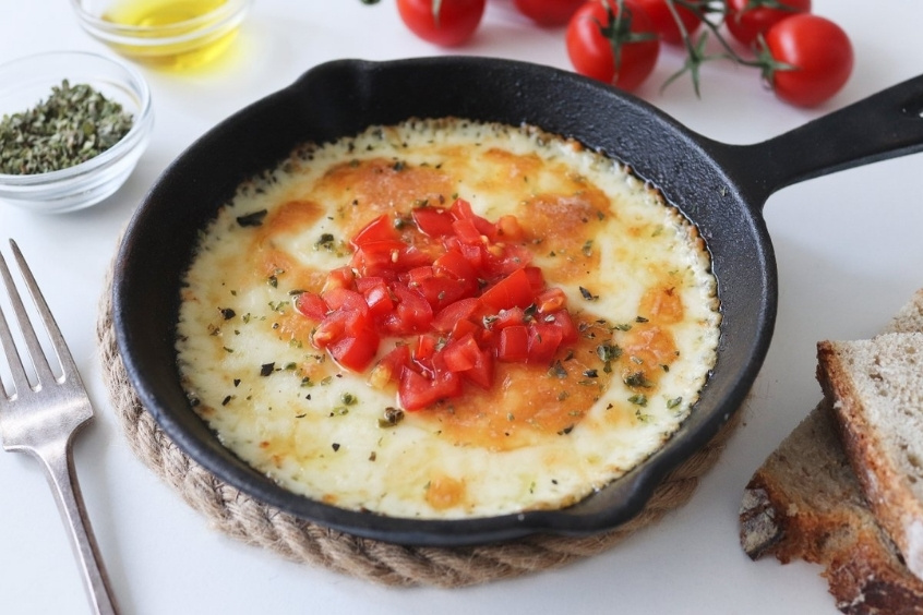 Miếng Provoleta nướng chảy, ăn cùng cà chua